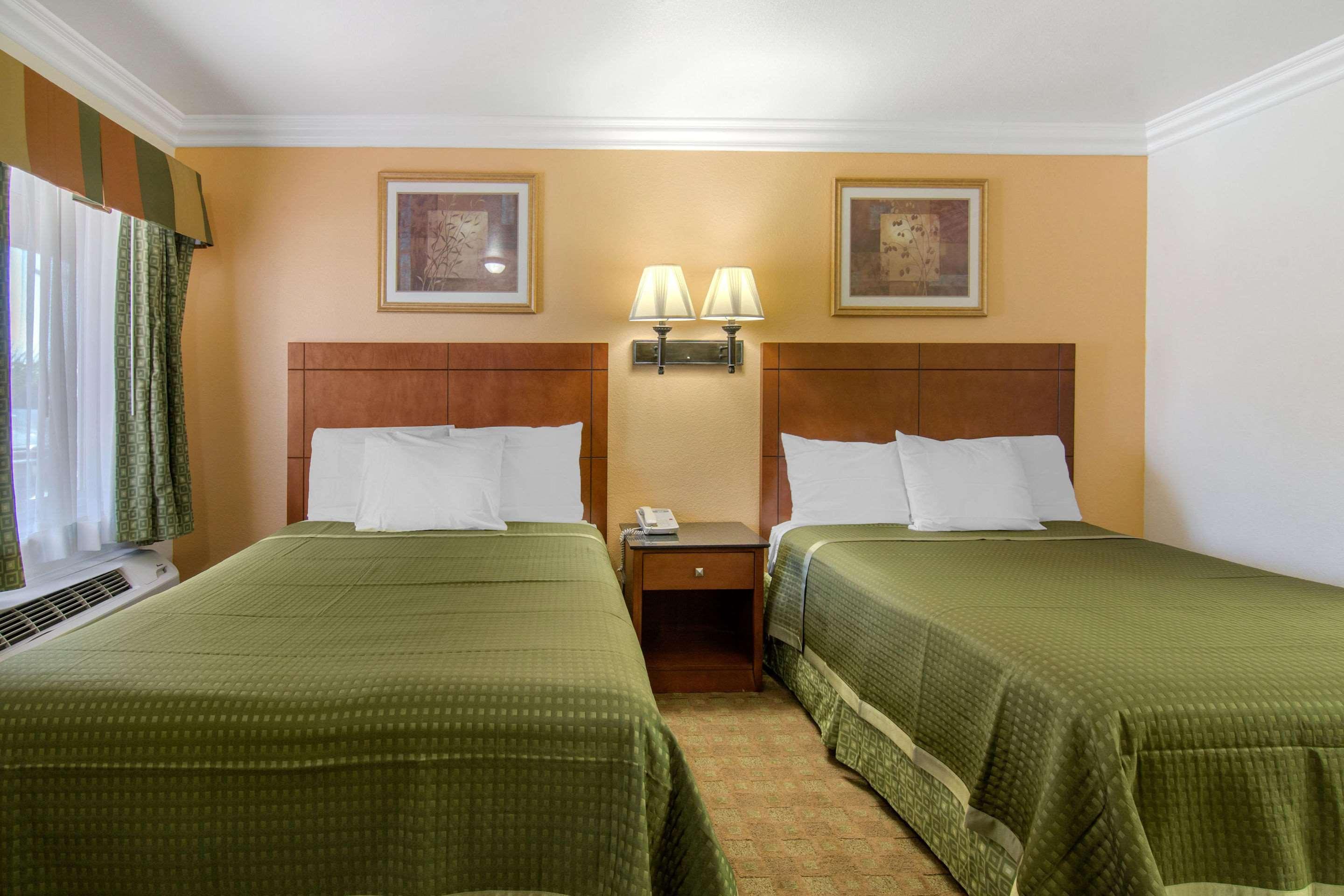 Rodeway Us 395 Inn 2*